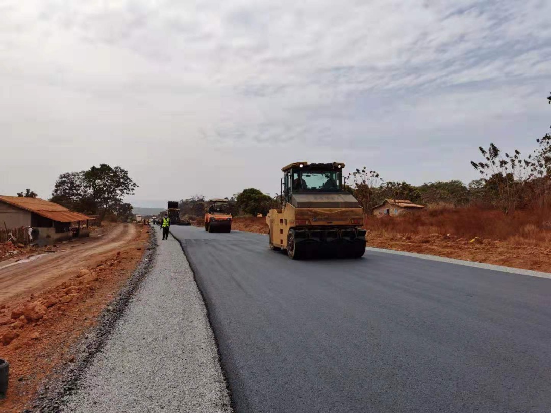 bahoro09's tweet photo. Sur la RN1 Coya-Kindia-Mamou, vous allez forcement voir une montagne fendue à une distance de 6km contournant completement le centre de #Linsan.
Lorsque vous y passez, n'hesitez pas de vous faire des selfies. J'adore le paysage de #Guinée.
#DestinationGuinee #VisiteGuinee https://t.co/hPW1rY1IuQ
