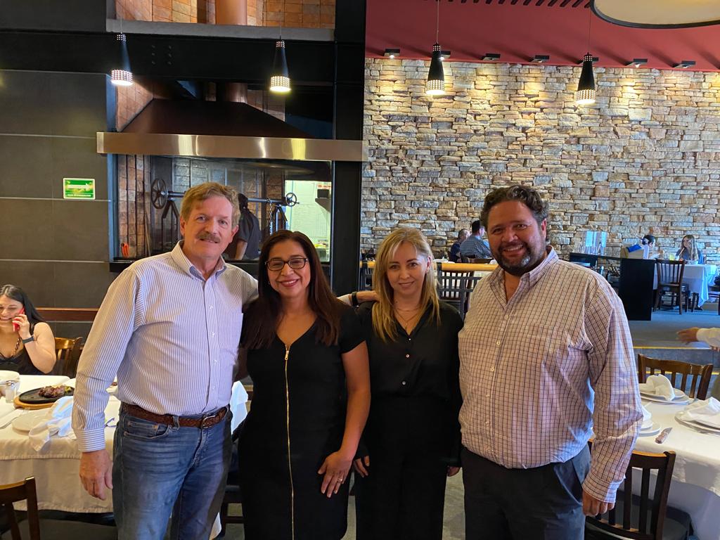 Nuestra presidenta <a href="/sellydiez/">Selene Diez</a>  , la Directora  <a href="/luzavaldi/">Luz Adriana Valdivia</a>   y el presidente de <a href="/CANIETIGto/">CANIETI Guanajuato</a> <a href="/hazaeluco/">Hazael Perez</a>  en reunión con el Diputado Federal LXIV Legislatura del congreso  de la Unión de México por el estado de Guanajuato <a href="/JCRomeroHicks/">Juan Carlos Romero Hicks</a>