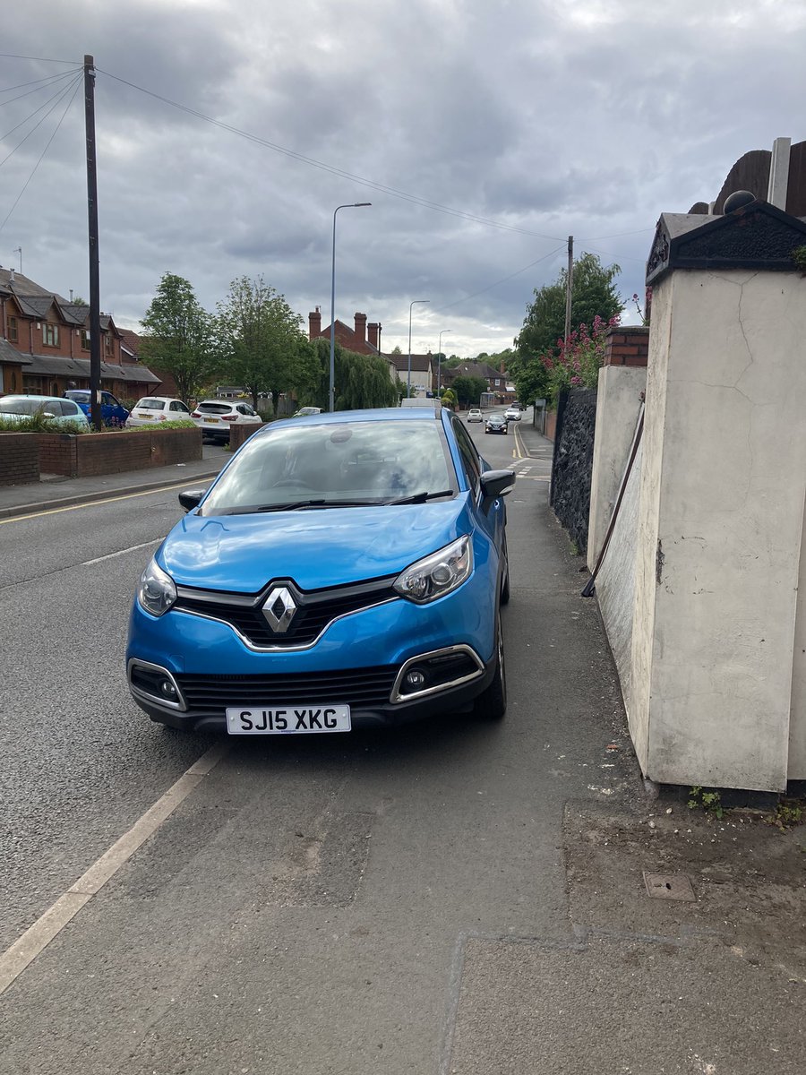 selfishparkers's tweet photo. Main road, no crossing for ages (people drive over it when you’re using it anyway - attitude of the area)
#halesowenRoad #OldHill #pavementParking #IllegalParking #WheelchairAccess #BuggyAccess #DisabledAccess #discrimination #ableism #EverydayAbleism #Ignorant @YPLAC https://t.co/p3khm70deM