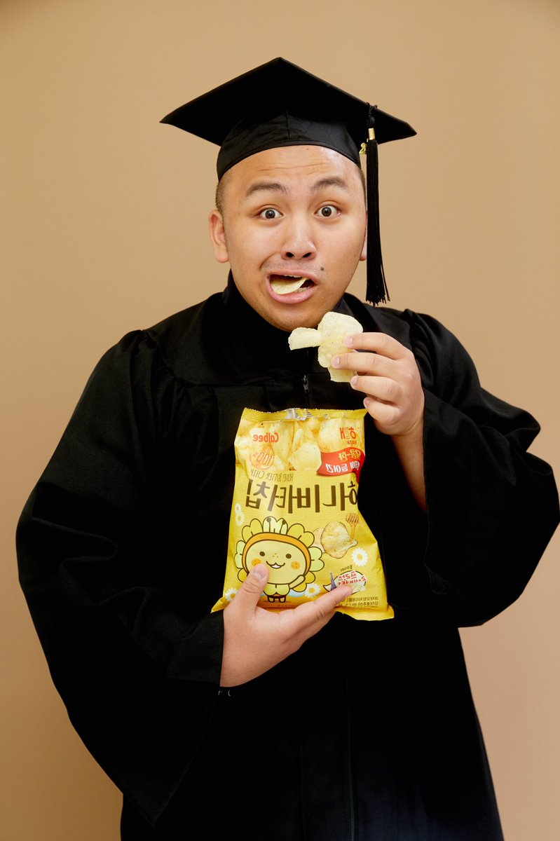 PatrizzySaid's tweet photo. Me at home waiting for my 2020 convocation in 2022 https://t.co/JRYKNJ29XM