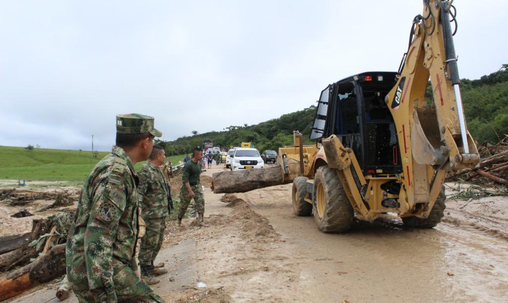 mindefensa's tweet photo. Nuestro soldados del Grupo de Caballería Mecanizado N.º12 de la #Brigada12 junto a @GobCaqueta continúan apoyando a la comunidad con la remoción de tierra y escombros que dejó el desbordamiento de una quebrada y afectó la vía que comunica La Montañita con El Paujil #Caqueta. https://t.co/W9ZEAf74yU