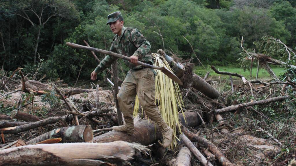 mindefensa's tweet photo. Nuestro soldados del Grupo de Caballería Mecanizado N.º12 de la #Brigada12 junto a @GobCaqueta continúan apoyando a la comunidad con la remoción de tierra y escombros que dejó el desbordamiento de una quebrada y afectó la vía que comunica La Montañita con El Paujil #Caqueta. https://t.co/W9ZEAf74yU