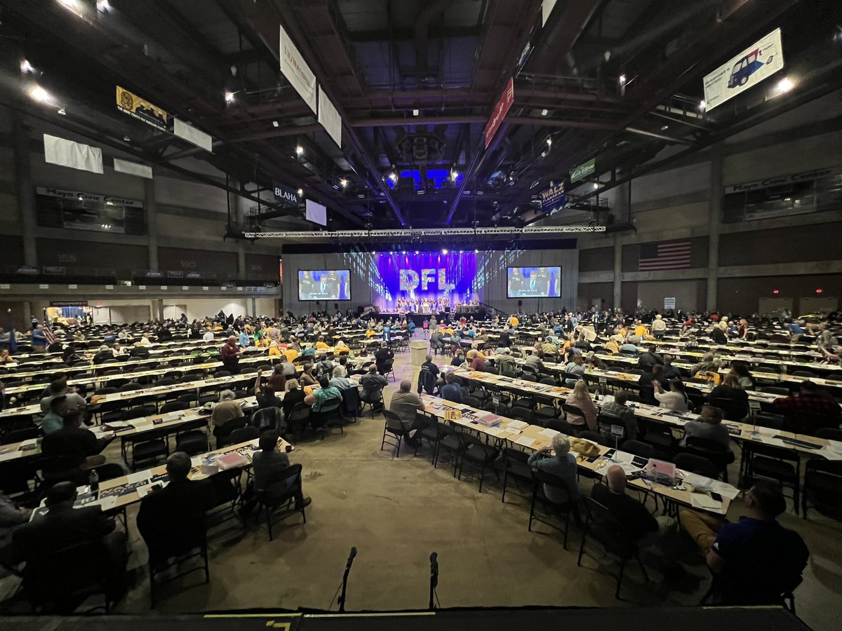 GrageDustin's tweet photo. Whoever made this seating arrangement — did so after slamming White Claws. https://t.co/Bt4lJyP1aK