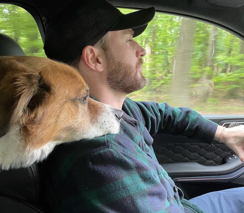 safeforevans's tweet photo. chris evans &amp; dodger being the cutest 🥺 https://t.co/Lu4RvYlzRB