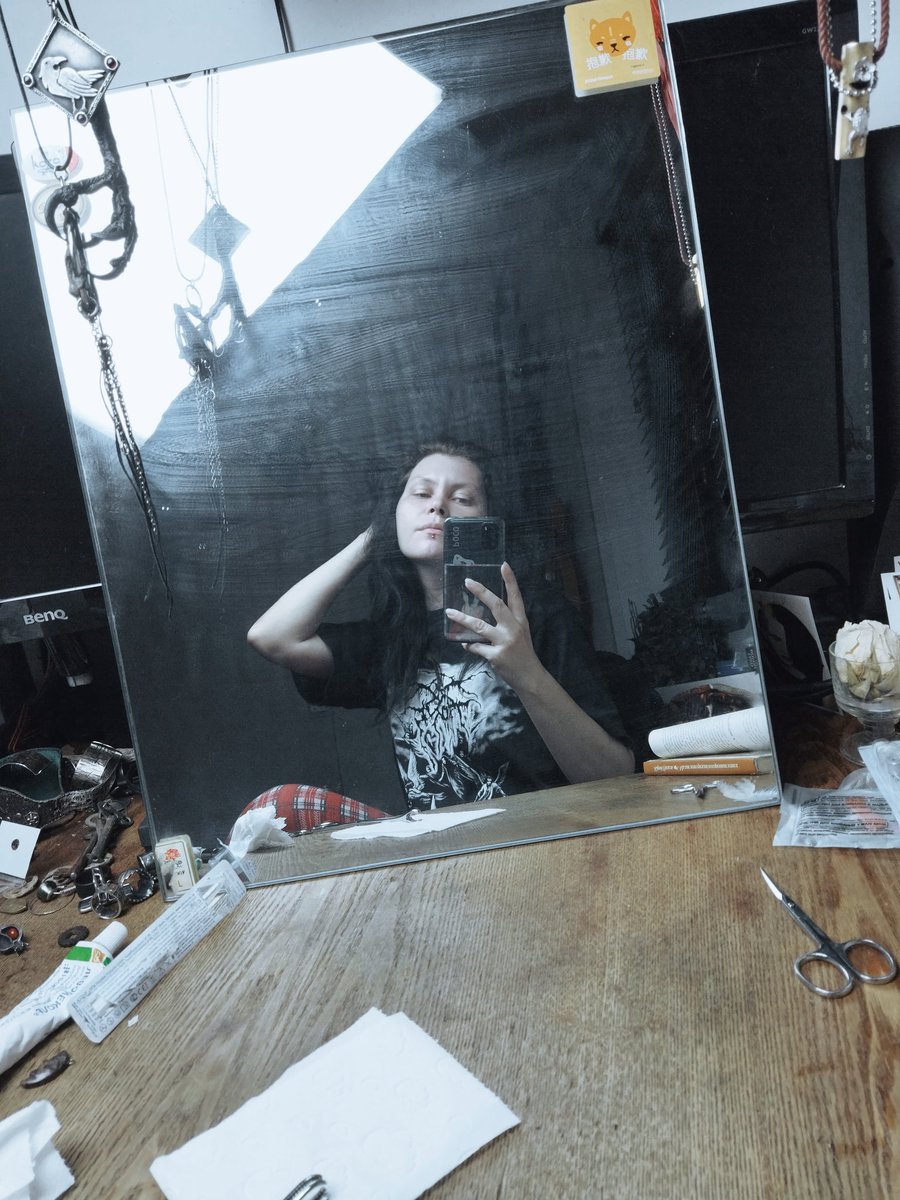 На этом фото слишком хорошо абсолютно все чтобы что-то кадрировать, но я пыталась поделиться своим первым самопирсингом на лице 👽