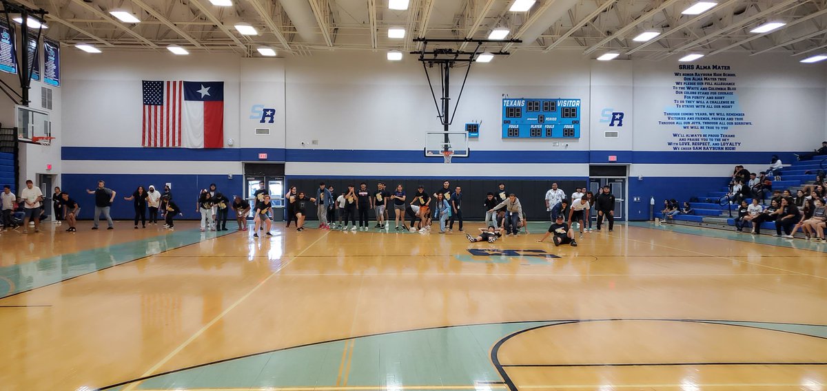 mrsangelagarza's tweet photo. Senior Games! We played volleyball, tug of war, kickball,dodgeball, basketball, red light green light, wheelbarrow, etc. Seniors got their senior shirts, ate some hot dogs, and had some end of year fun! #senior2022 @SamRayburn_HS @SRHS_2022 https://t.co/LtDWn5pdPf