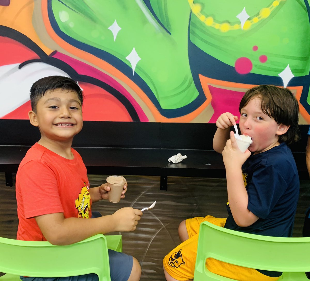 HoopsLilHumans's tweet photo. Walking field trip to Jeremiah’s today! Thank you PTA! 
@Princeton_OCPS 
@OCPSinnovation 
@jeremiahsice https://t.co/A3DUHENfX0