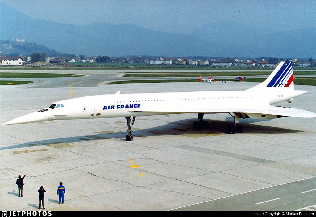 ClassicsPlanes's tweet photo. I’ve seen others post this. Which one wins? The Concorde or the B747? #avgeeks ©- See photos https://t.co/b6PTwBpJm3