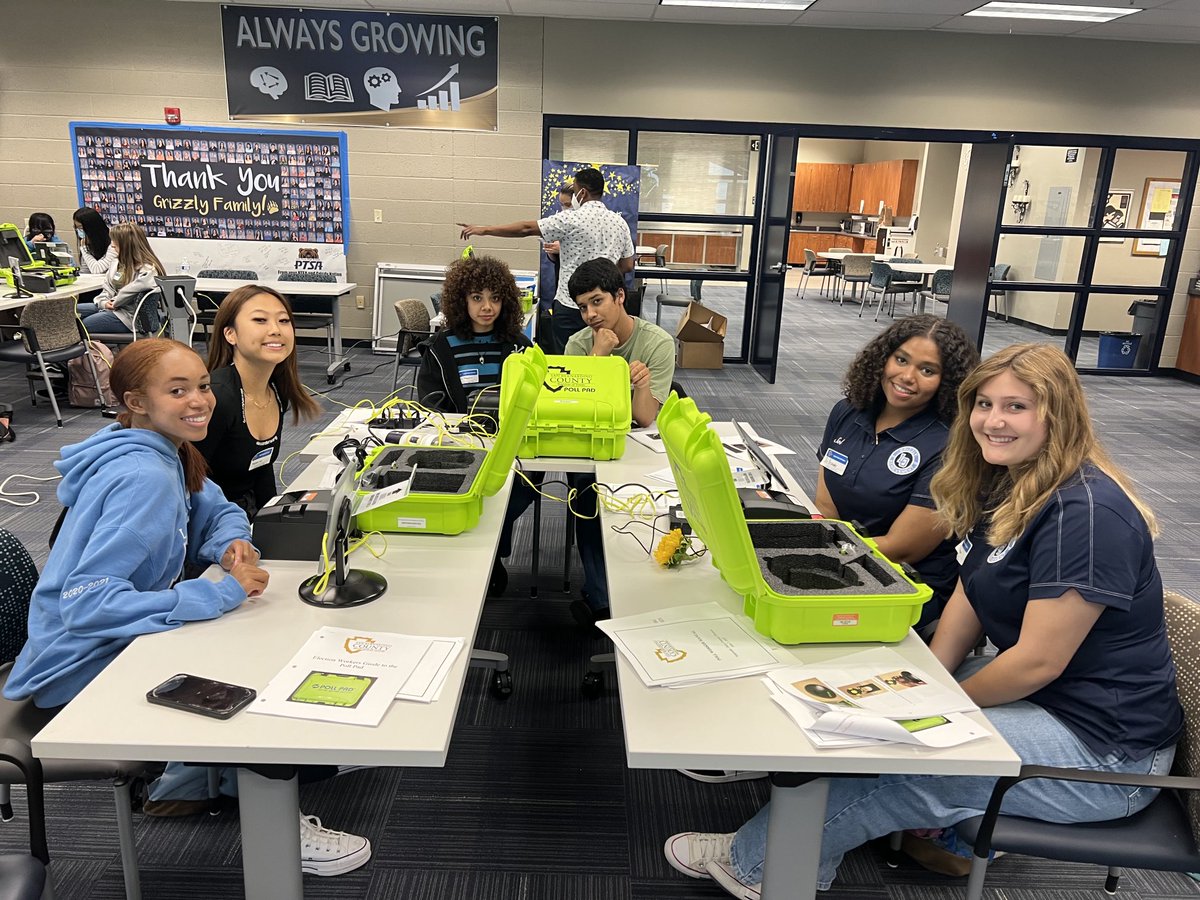 LosOsosCCC's tweet photo. Our grizzlies getting trained to be Student Poll Workers. ⁦@LOHSMalone⁩ ⁦@MrsCassMorton⁩ ⁦@LOHS_Grizzlies⁩ ⁦@OsosAsb⁩ ⁦@McNattOsos⁩ https://t.co/dFb9xviUkG