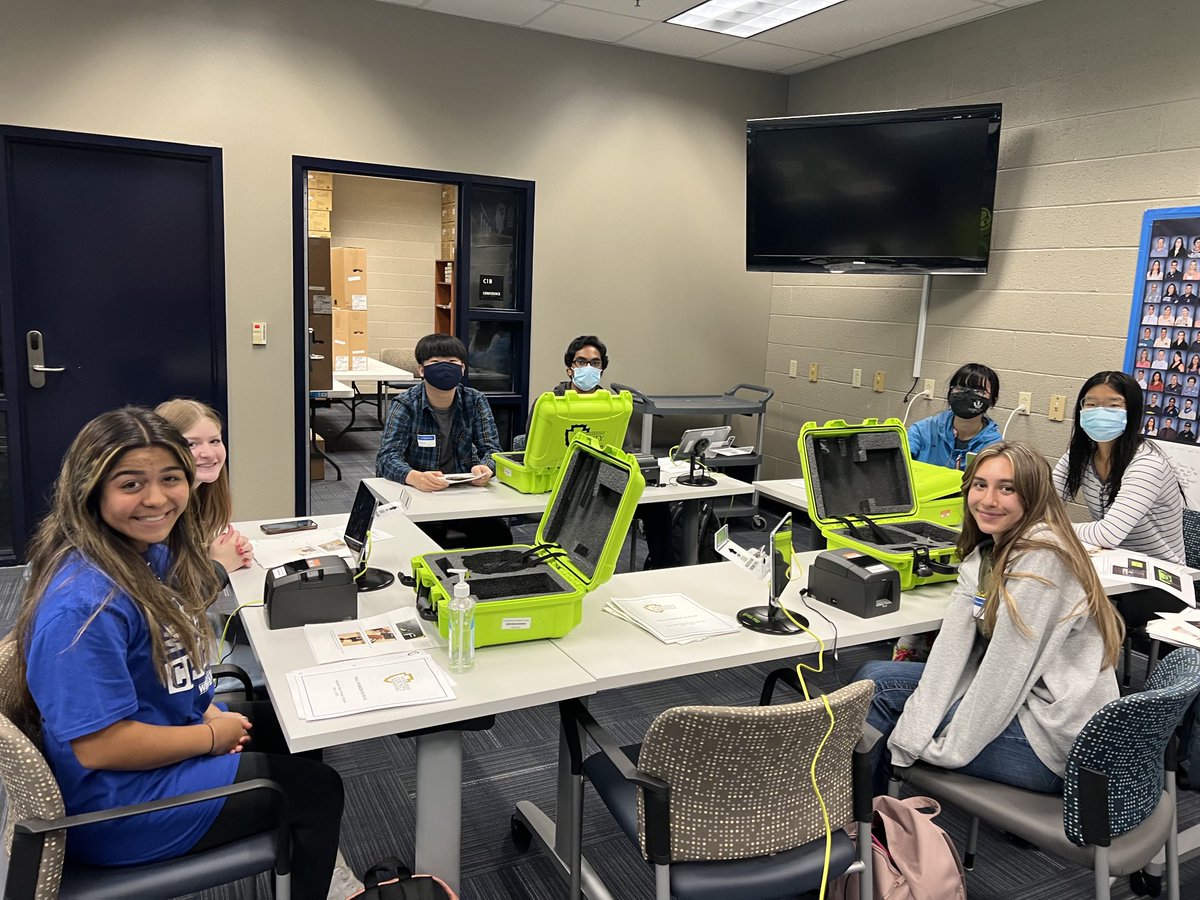 LosOsosCCC's tweet photo. Our grizzlies getting trained to be Student Poll Workers. ⁦@LOHSMalone⁩ ⁦@MrsCassMorton⁩ ⁦@LOHS_Grizzlies⁩ ⁦@OsosAsb⁩ ⁦@McNattOsos⁩ https://t.co/dFb9xviUkG