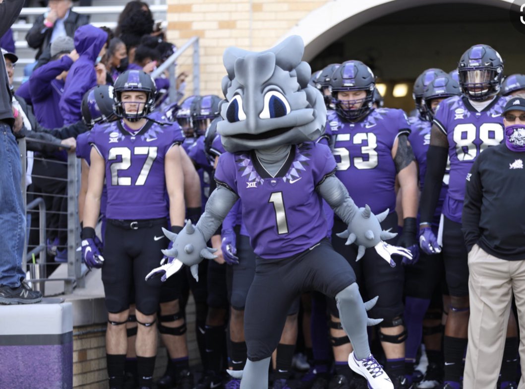 LoganPowell_79's tweet photo. I’m beyond blessed to announce that I have received an offer from TCU! #hornedfrogs #TCU #GOFROGS @TCUFootball @doug_meacham @CoachMohns https://t.co/EKMpc0G3oy