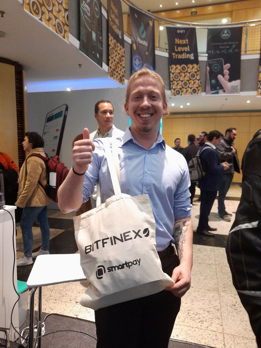 BitfinexPOR's tweet photo. Todo mundo passando pelo estande 
lá na @bitconfBR 🤩

#BFXLeos 🦁💚 https://t.co/txvNc9qAyR