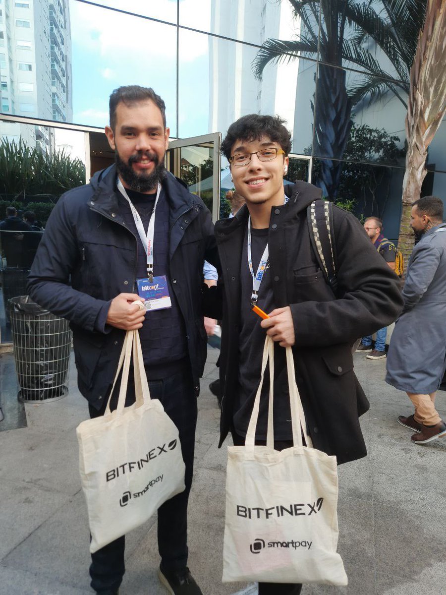 BitfinexPOR's tweet photo. Todo mundo passando pelo estande 
lá na @bitconfBR 🤩

#BFXLeos 🦁💚 https://t.co/txvNc9qAyR