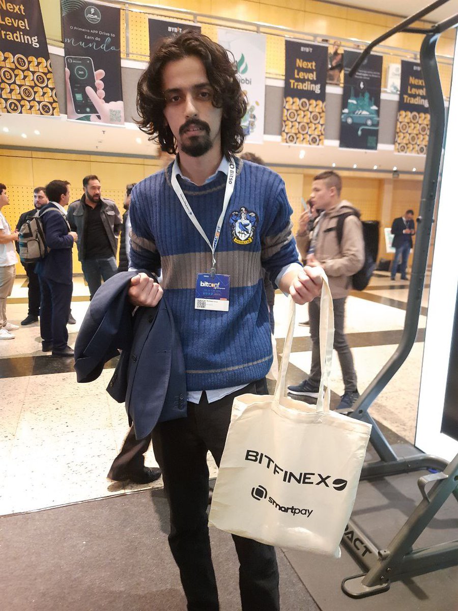 BitfinexPOR's tweet photo. Todo mundo passando pelo estande 
lá na @bitconfBR 🤩

#BFXLeos 🦁💚 https://t.co/txvNc9qAyR