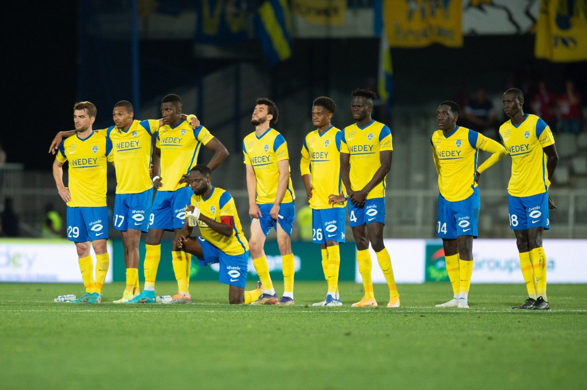 FCSM_officiel's tweet photo. 🦁👊 Ils sont allés au bout d’eux mêmes, merci à tous pour vos messages, le FCSM se relèvera, n’en doutez pas 💛💙 ! #AJAFCSM https://t.co/dqGbpyOYdm