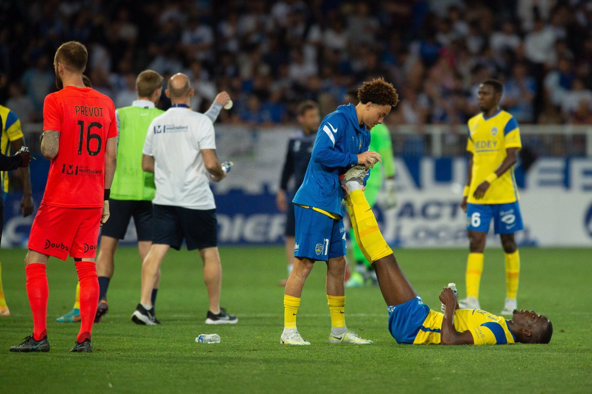 FCSM_officiel's tweet photo. 🦁👊 Ils sont allés au bout d’eux mêmes, merci à tous pour vos messages, le FCSM se relèvera, n’en doutez pas 💛💙 ! #AJAFCSM https://t.co/dqGbpyOYdm