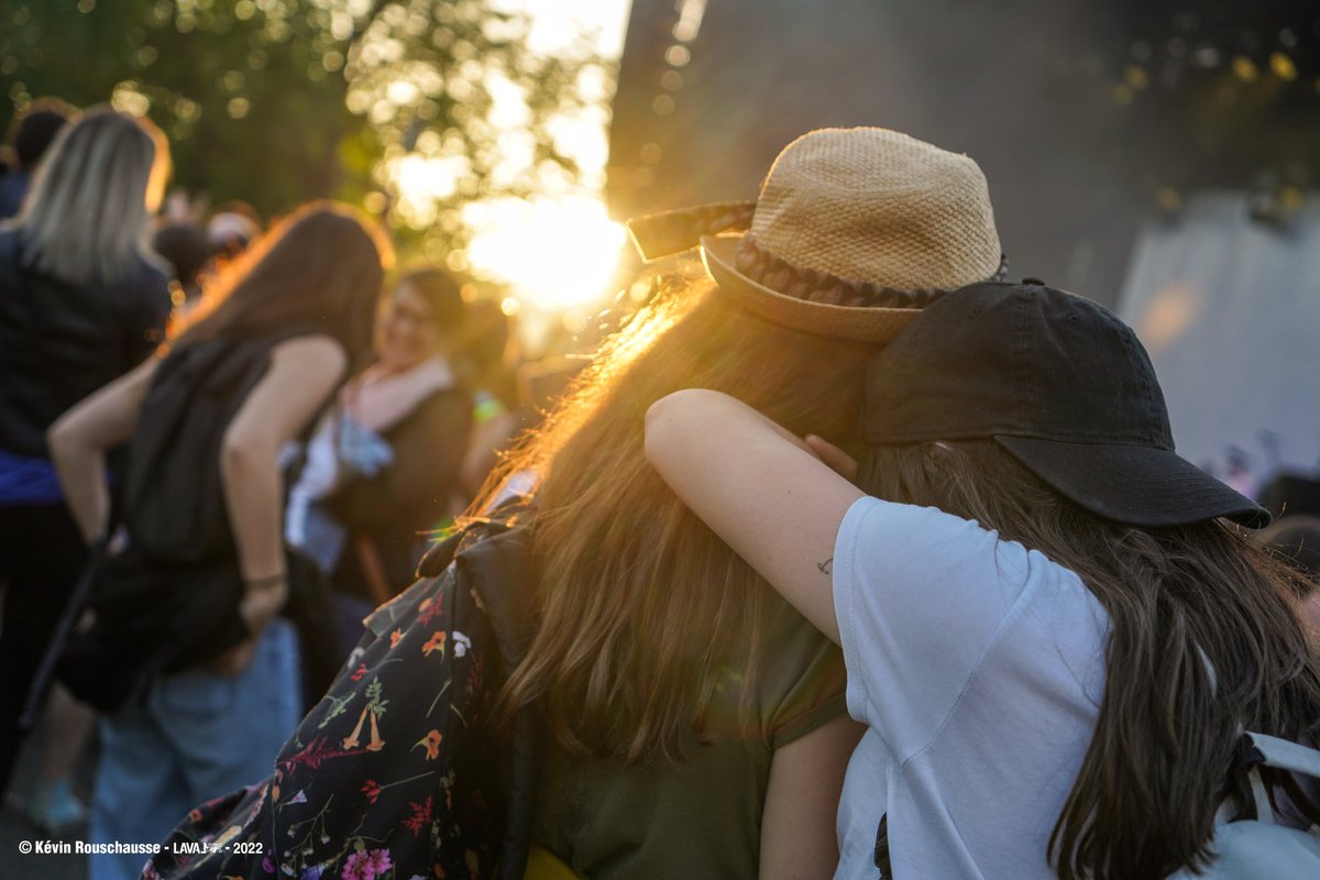 Laval_la_Ville's tweet photo. Retrouvez les temps forts de cette 1ère soirée de concerts #3LF2022 qui se sont succédés dans différents lieux répartis sur la place du Hercé, devant le ZOOM et à la Perrine. Les festivaliers ont pu profiter des décors et scénographies bluffants... et avec le soleil ☝️😎 (1/2) https://t.co/JsbMXuZGK1