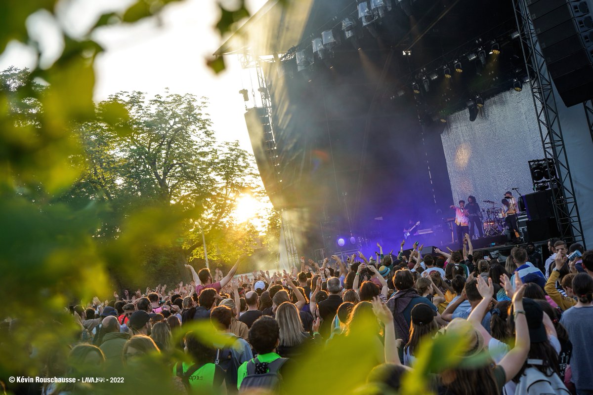 Laval_la_Ville's tweet photo. Retrouvez les temps forts de cette 1ère soirée de concerts #3LF2022 qui se sont succédés dans différents lieux répartis sur la place du Hercé, devant le ZOOM et à la Perrine. Les festivaliers ont pu profiter des décors et scénographies bluffants... et avec le soleil ☝️😎 (1/2) https://t.co/JsbMXuZGK1