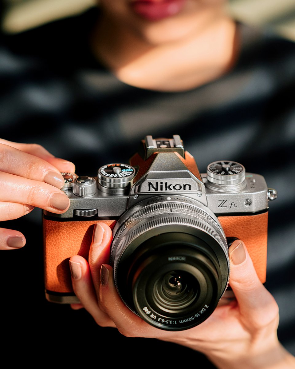Nikon_Chile's tweet image. ¡Lookeados con mucho estilo, nos preparamos para disfrutar de un #FinDeSemana de película! 😎✌️ Repleto de emociones y excelentes capturas. 😉📸
📷  Nikon Z fc
#Nikon #NikonZ #Zfc #Mirrorless #Fotografía #Video