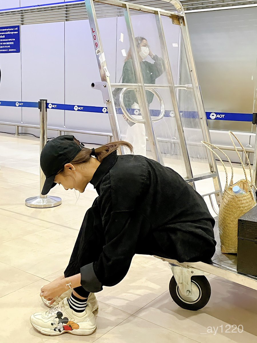 _ay1220's tweet photo. คุณเค้าหล่อมากเลยวันนี้ เดินก็หล่อ นั่งก็หล่อ ยืนเฉยๆก็หล่อ โดนแซวสะบัด เขินจนผูกเชือกรองเท้าไม่ถูกเลย เป็นเอ็นดู55555 #อิงฟ้ามหาชน #อิงล็อต https://t.co/uOYlpUArsY