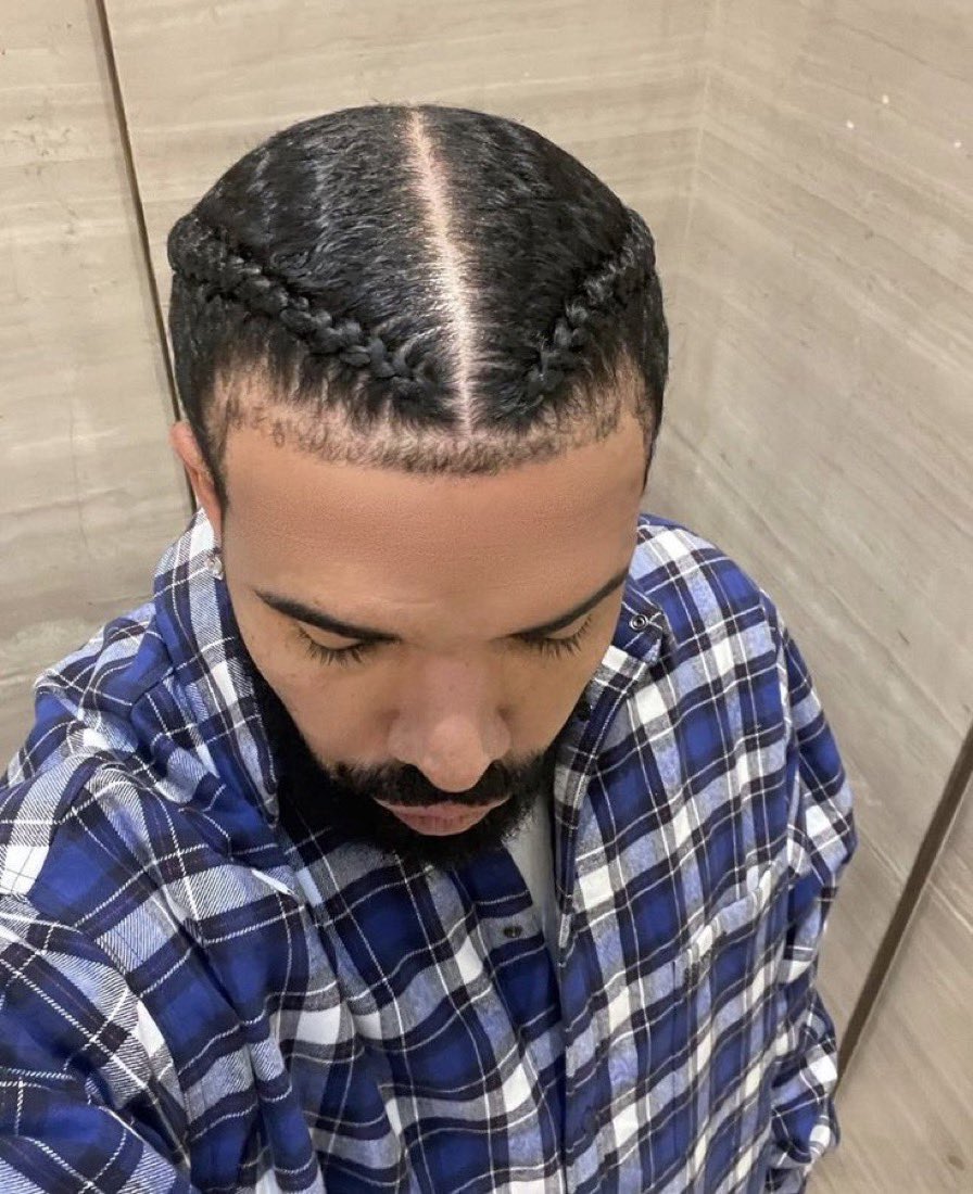 This is y’all’s king? The pouted lips? 😭 the braids? 😭😭