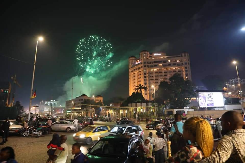 DjadaMabelle's tweet photo. Fête de l'unité nationale du Cameroun

#Yaoundé, #Douala et #Bafoussam ont respecté le traditionnel jet de feux d'artifices au soir du 20 mai. 

C'est les noces d'or 🇨🇲🇨🇲 https://t.co/8PcS6jGlJa