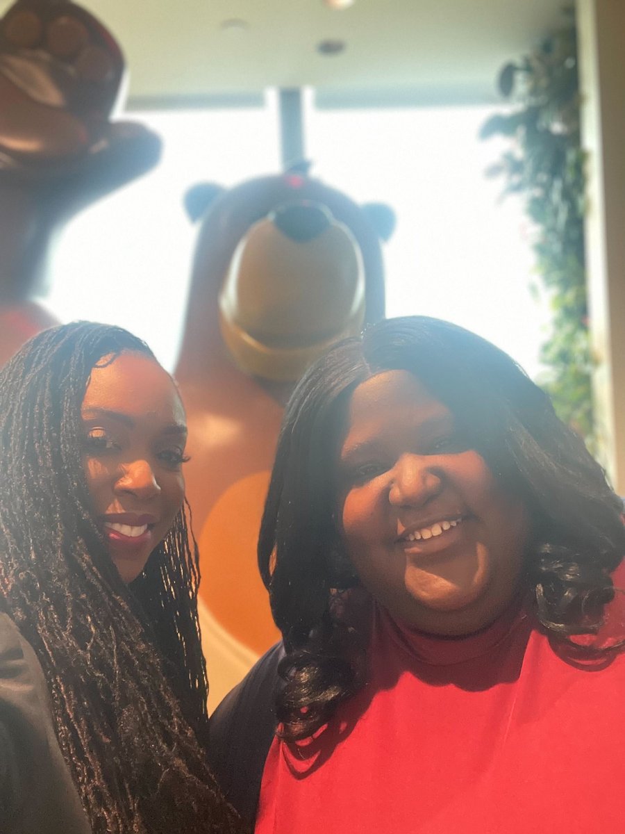 EbonyBeckwith's tweet photo. You know it's a good trip when your camera reel is filled with selfies 😀 So much fun in NYC for our MVP Lunch...thank you @thatstokes and @LeahBMH for your leadership! 

And PS the baristas on the Ohana Floor in NYC are truly amazing. Check out my #Appy latte art!! https://t.co/ktONWQukcc