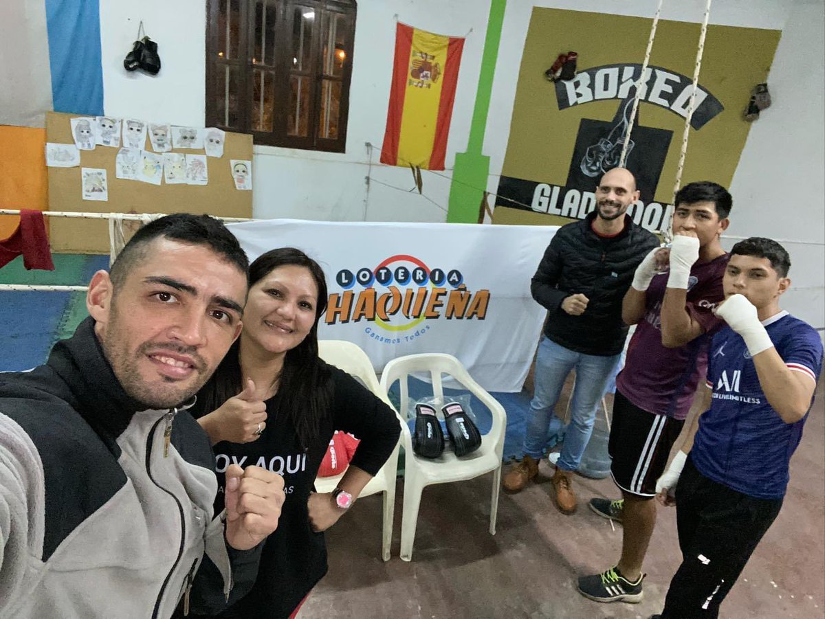 silvio_db's tweet photo. Hoy acompañamos con algunos elementos deportivos para boxeo al gimnasio “EL GLADIADOR”  que funciona en las instalaciones de el@club deportivo @espanolabasquet 💪💪💪🥊
Gracias @lucianoorellana2 por recibirnos siempre, gracias @loteriachaquena por siempre acompañarme https://t.co/kmlXEE6bkc