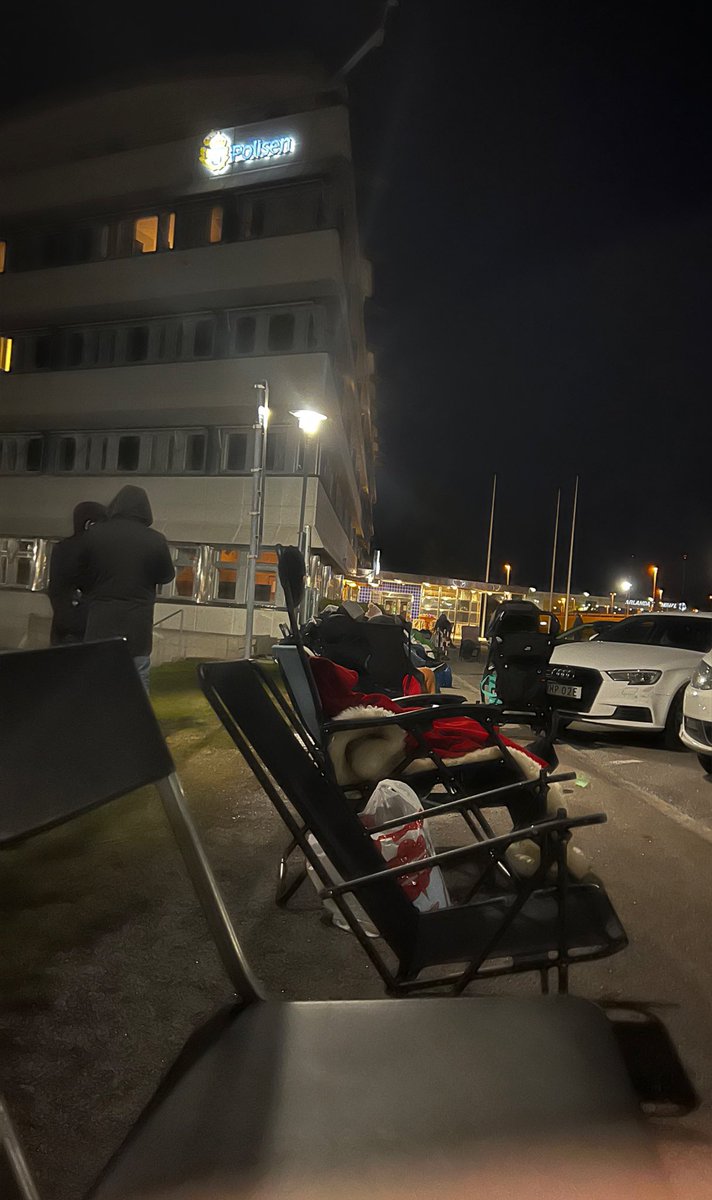 frokenblaa's tweet photo. Klockan är 01:00 och det står redan 45 personer i kö för provisoriskt pass. Föräldrar med barnvagn och många kör sin andra natt. Jävla u-land… https://t.co/XnnzUmVhpU