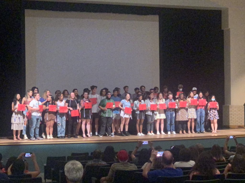 tfullervcs's tweet photo. Love the @IB_Bulldogs family and their love for one another 💚💛 Such a fun & superlative night. Great #IBshowcase #WeAreDeLand https://t.co/B4cRHtVlsi