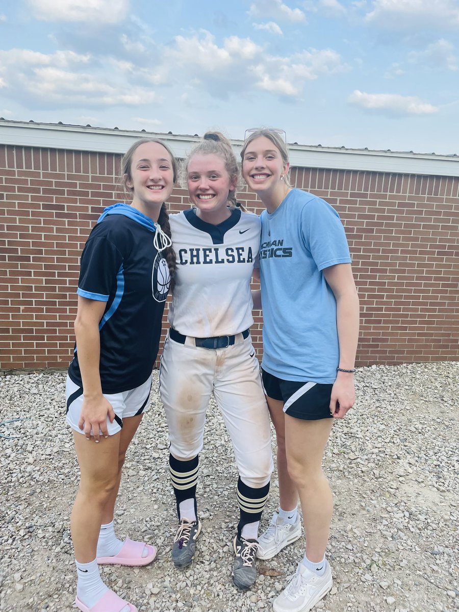 Teammates, friends and GREAT fans! <a href="/MccallaMegan/">Megan McCalla</a> <a href="/AvaScanlon7/">Ava Scanlon</a> <a href="/_emilyhoman/">Emily Homan</a> <a href="/MImystics/">Michigan Mystics</a>