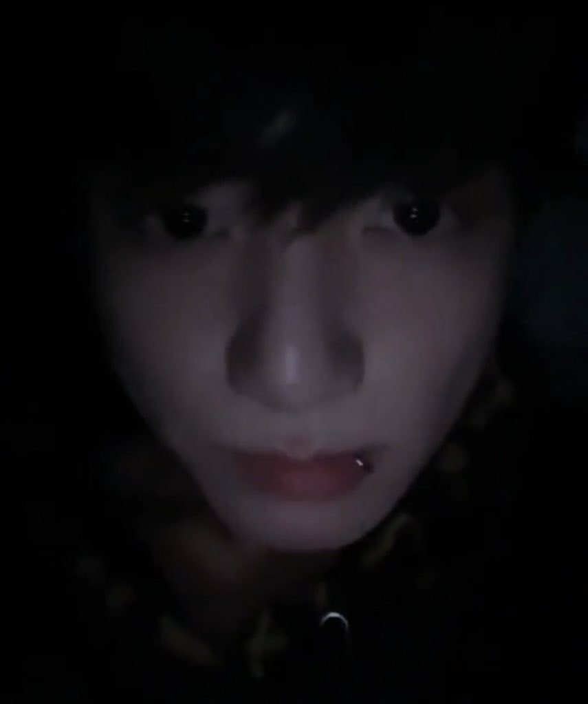 hourlyvmk's tweet photo. this jungkook               this taehyung https://t.co/26yoUjIkEJ
