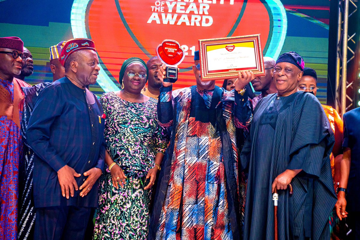 DapoAbiodunCON's tweet photo. This award is dedicated to the good people of Ogun State and my team members who have been working relentlessly for us to achieve feats such as this.

#BuildingOurFutureTogether #ISEYA #OgunState #DapoAbiodun #VanguardPersonalityAward https://t.co/Po9o4TpggX