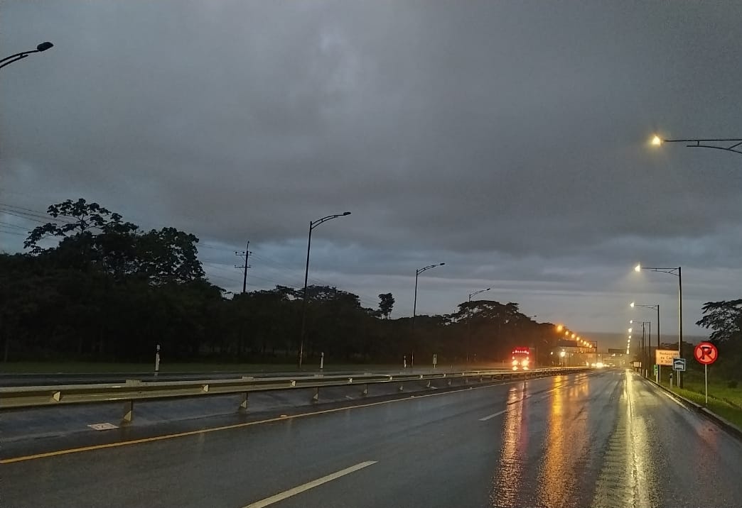CoviandinaSAS's tweet photo. (6:26 pm). Reportamos las siguientes novedades en la vía: Paso bidireccional en el túnel Renacer debido al cierre en el K46+000 por desbordamiento de la quebrada Estaquecá. Esté atento a las recomendaciones del personal autorizado. Puntos críticos en constante observación. https://t.co/rKczGZFD8c
