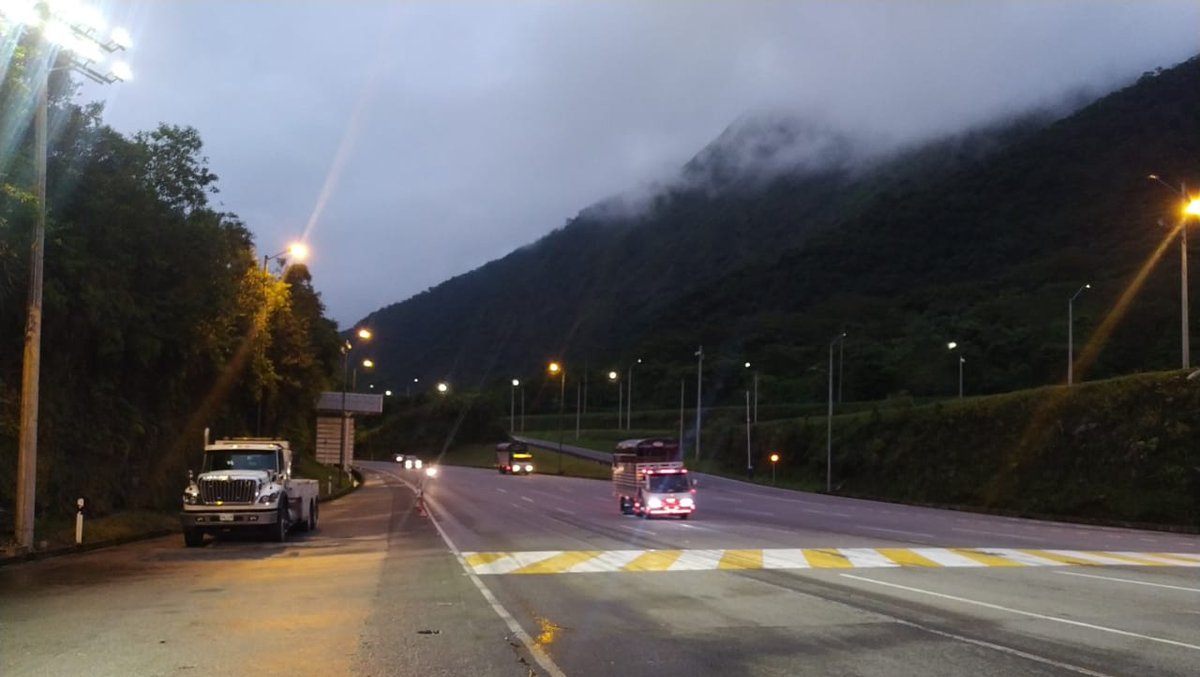 CoviandinaSAS's tweet photo. (6:26 pm). Reportamos las siguientes novedades en la vía: Paso bidireccional en el túnel Renacer debido al cierre en el K46+000 por desbordamiento de la quebrada Estaquecá. Esté atento a las recomendaciones del personal autorizado. Puntos críticos en constante observación. https://t.co/rKczGZFD8c