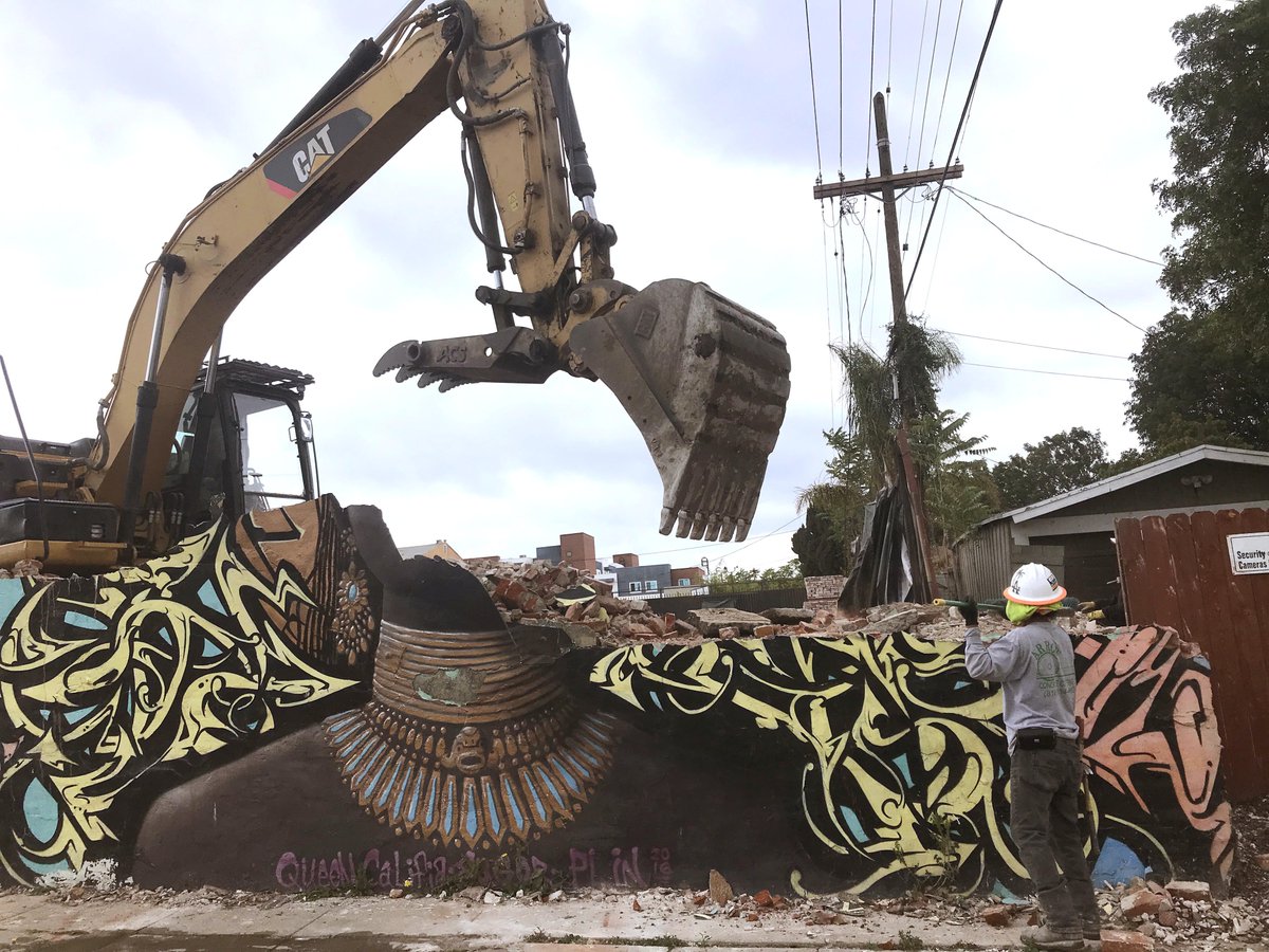 GenaroMolina47's tweet photo. Took a quick frame of mural of Queen Califia on the way to an assignment. Passed by an hour later and she, unfortunately, lost her head. This town is constantly changing. #LA - city in transition indeed. #losangeles #creshaw #mural #latimes #latimesphotos #photography https://t.co/Axsk1r0kBi