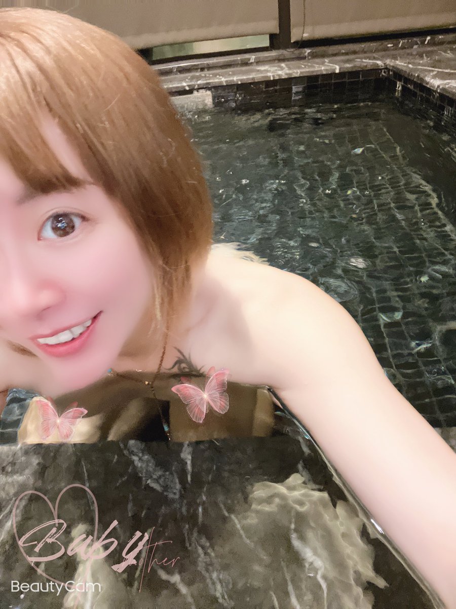 穿過了熙攘的人海
想找誰能把你取代
複製你曾給過我的
那種寵愛

掏空了回憶的腦海
寂寞卻狠狠撲過來
措手不及
無法躲開

我承認是我太依賴
像個不懂事的小孩
揮霍掉我們的未來
才醒過來

我承認後悔了傷害
拋開你的好我的壞
直到如今學會忍耐
你不在
#何時能再度開懷大笑
#何時能不再噩夢 https://t.co/fGvRbtMhPa