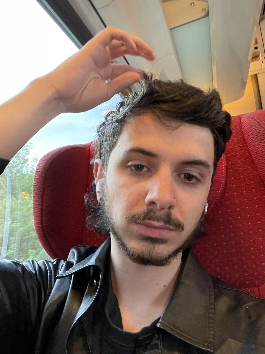JoeBarkerXX's tweet photo. train hehe x https://t.co/A12CWzCkeG
