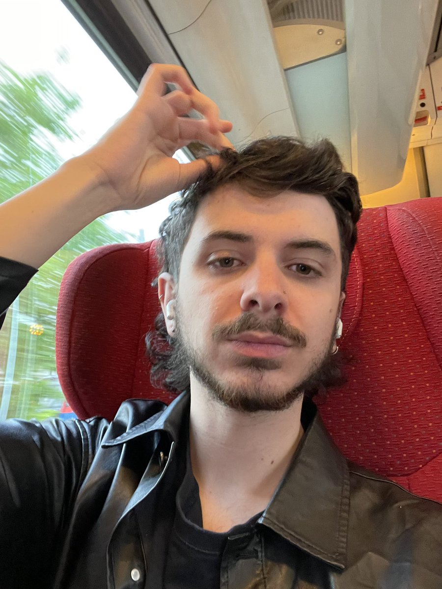 JoeBarkerXX's tweet photo. train hehe x https://t.co/A12CWzCkeG