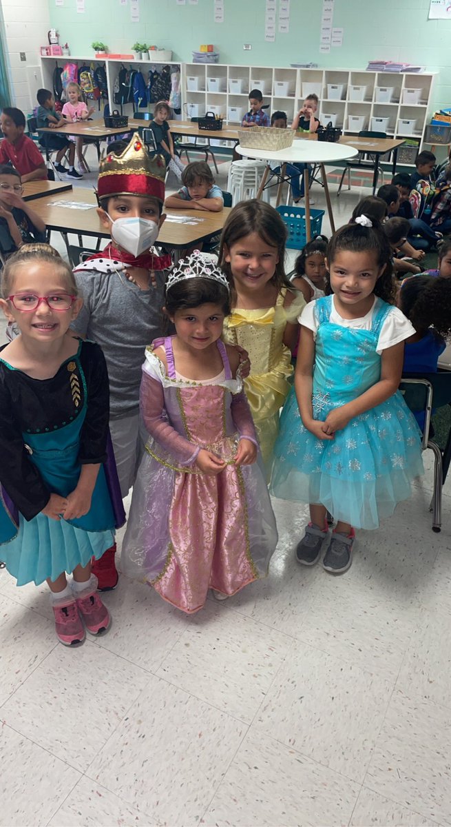 spiritbelieves's tweet photo. Kings and Queens day in Kindergarten!  They were dressed to impress! @missgregory0598 @MsKellysKinders @angiemguy @EBertossa https://t.co/bQ9Rfq5HxO