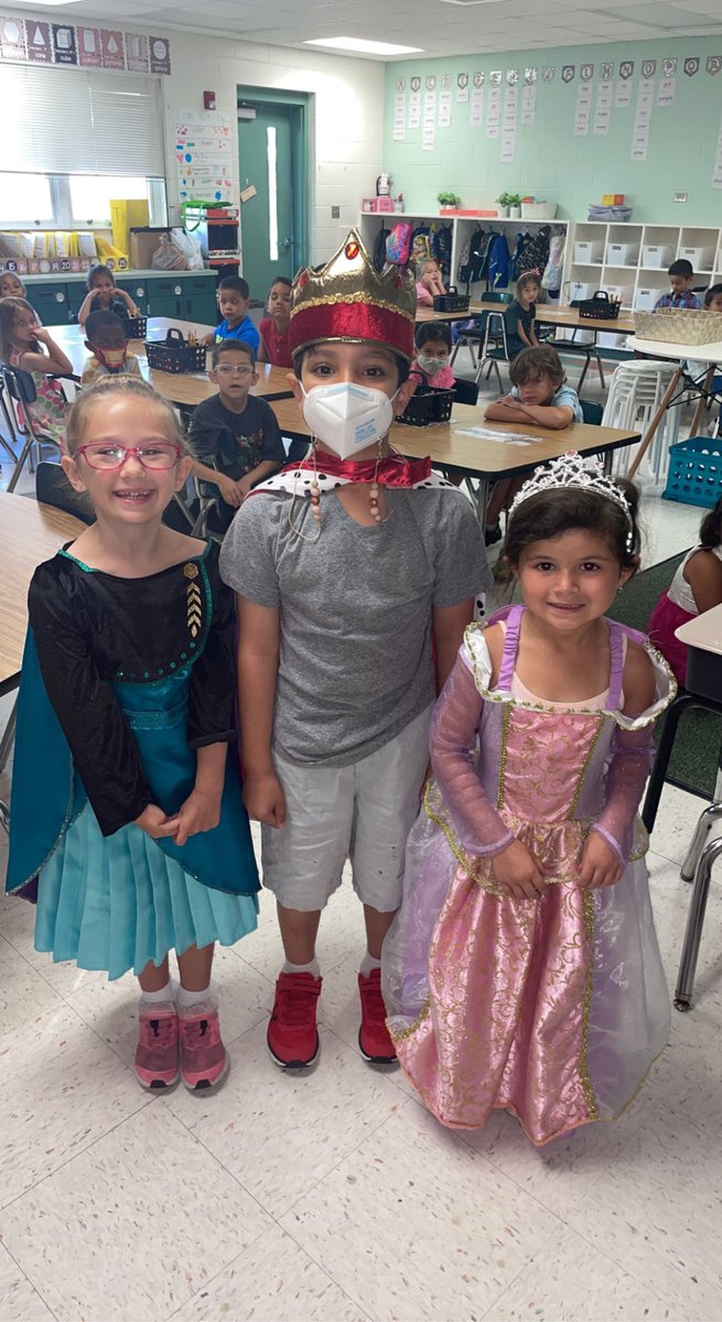 Kings and Queens day in Kindergarten!  They were dressed to impress! @missgregory0598 <a href="/MsKellysKinders/">Cheyenne Casique</a> <a href="/angiemguy/">Angie Guy</a> <a href="/EBertossa/">Ellie Bertossa</a>