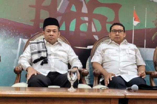 rizieqdivist's tweet photo. Gagal menyeret² negara, Fahri mulai menyeret² umat Islam. Gagal lagi. Eh, skrg menyeret² suku Melayu. Emang suku Melayu mau klean ajak kencing rame² bareng UAS?

Suku dgn nama besar dan melahirkan banyak tokoh besar, seakan² terlahir cuma utk diajak kencing rame² sm UAS? https://t.co/bCixtPJSmd