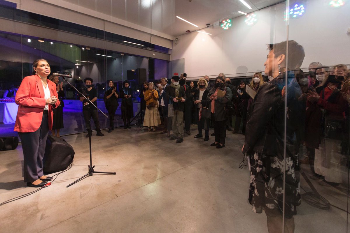 EmbaChileArg's tweet photo. Embajadora @Barbara_figue junto a la Curadora del MNBA, Paula Honorato, inauguró en el #CCMATTA la exposición POESÍA EN EXPANSIÓN. Muestra que abarca más de 40 obras que se exhiben por 1 vez fuera de Chile. Pertenecen a la Colección del @MNBAChile. @Minrel_Chile @culturas_cl https://t.co/vWWnw8uYvl