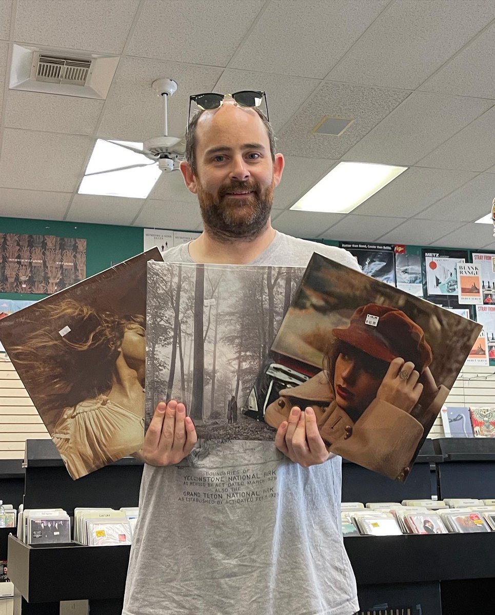ozrecordsonline's tweet photo. Andrew showing off some of the restocks hitting the shelves before we close tonight. Stop by tomorrow starting at 10 to pick up a record or two ⚡️ https://t.co/OUbqmAU4vF