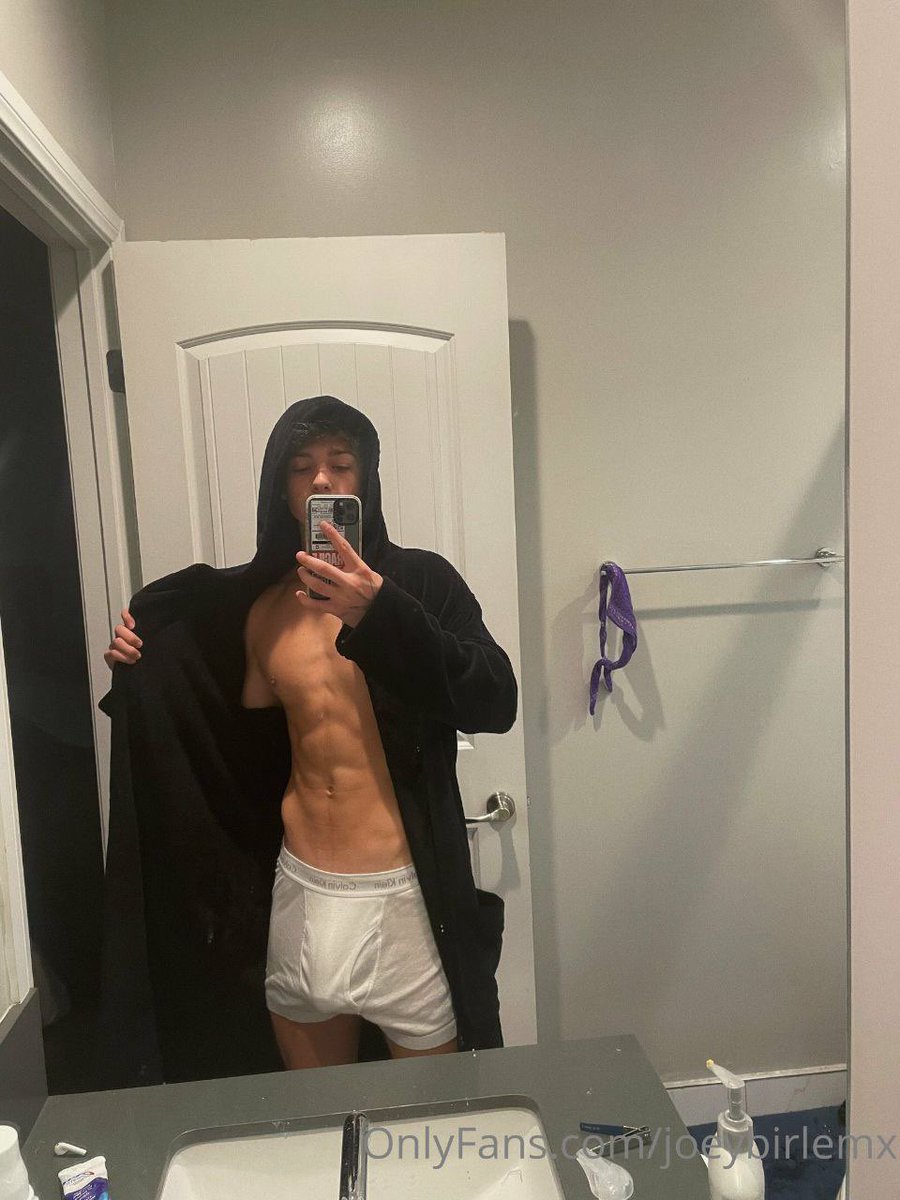 PittsburghBroMo's tweet photo. Joey Birl3m packing heat https://t.co/fKn4wvLOwl
