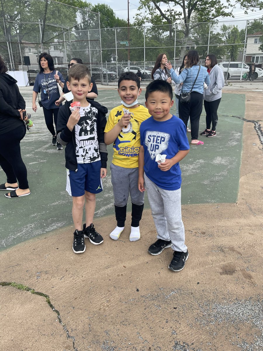 jcsulli77's tweet photo. 3rd graders first Carnival Day since they were in Kindergarten! #ps50si #makingmemories @ps50si 🎡🎢🍦 https://t.co/cpXWxzTIg1