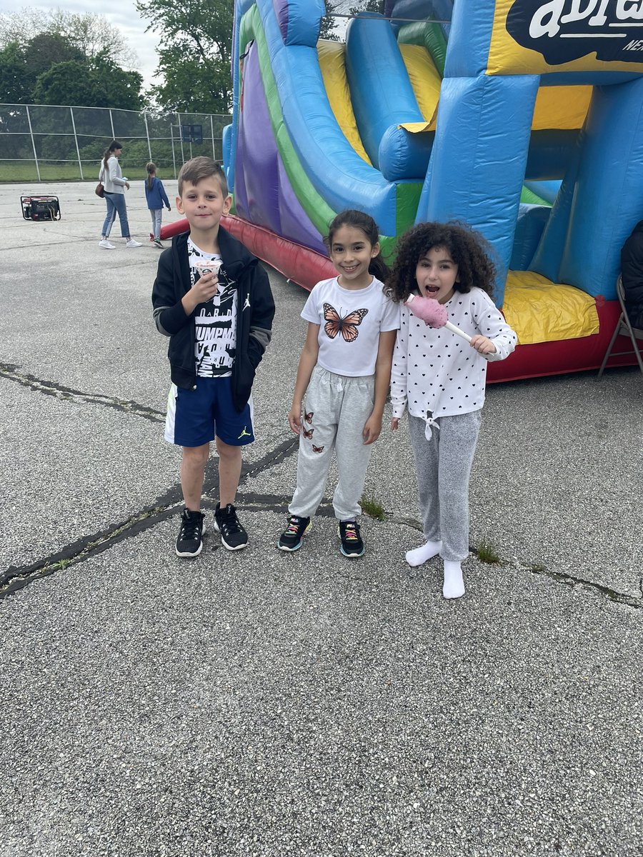 jcsulli77's tweet photo. 3rd graders first Carnival Day since they were in Kindergarten! #ps50si #makingmemories @ps50si 🎡🎢🍦 https://t.co/cpXWxzTIg1