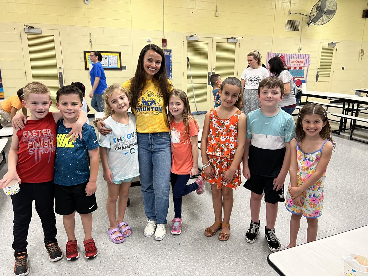 Not sure who had more fun at the ice cream social… <a href="/vigna_ms/">Ms. Vigna</a> or her students 🍨 🍦