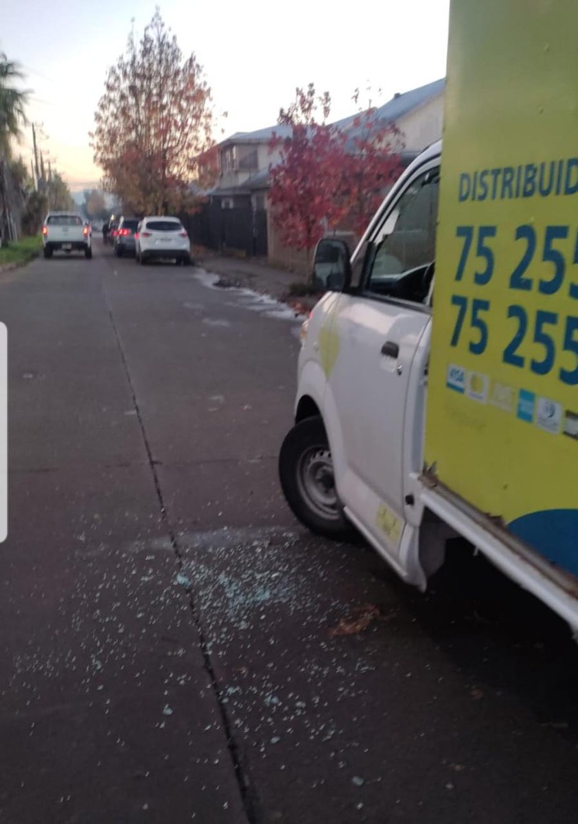 RadioEstacion1's tweet photo. AHORA: Delincuentes asaltan un camión repartidor de gas de la empresa Lipigas en Circunvalación con calle Roma, agreden a la conductora y le roban la recaudación de sus ventas. Sector Villa Galilea de #Curicó. https://t.co/G0cHBmib0C