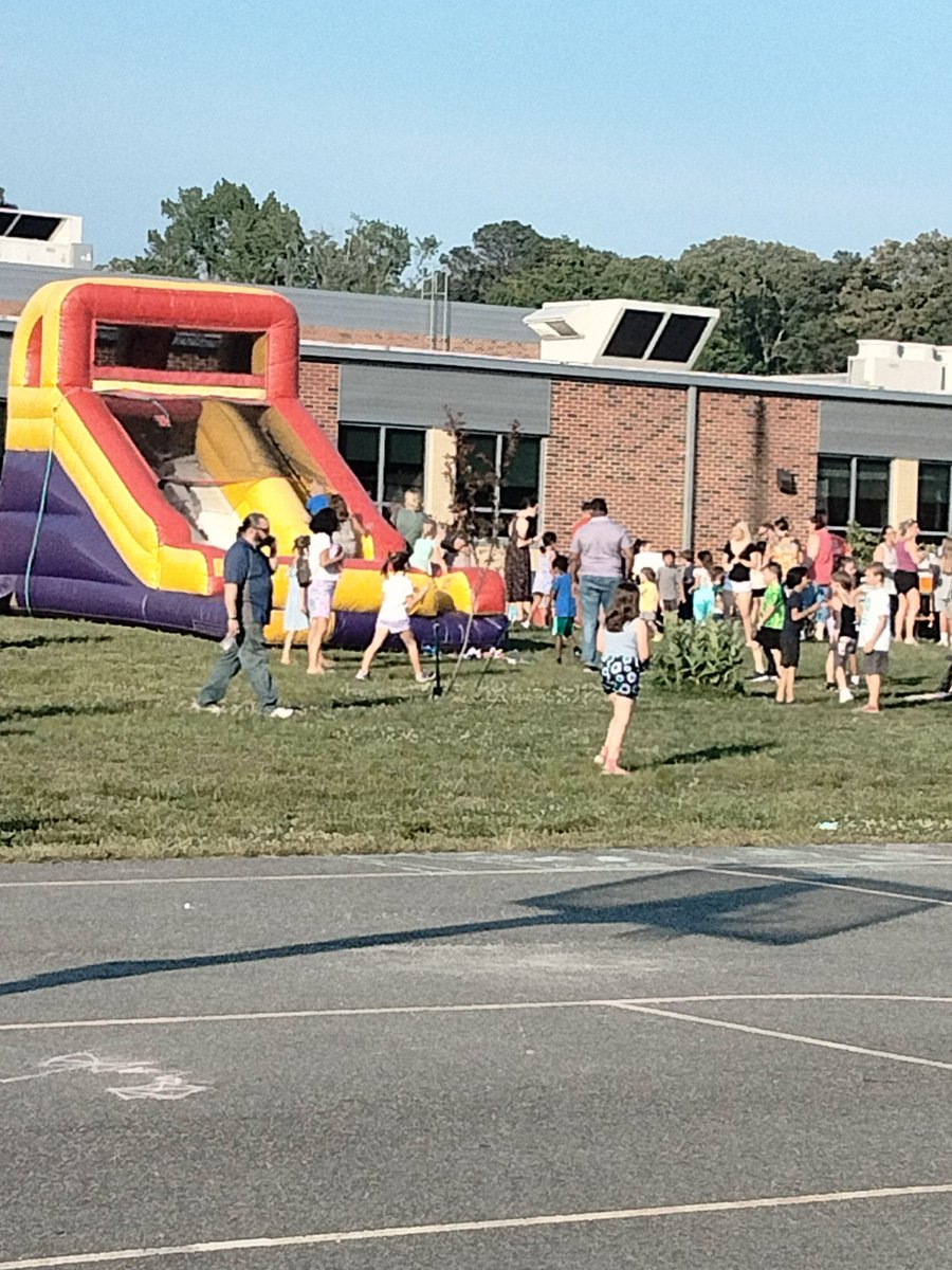 THopLeads's tweet photo. Tonight's Family Fest was amazing! Love getting our families together. #wmeStars @WallerMillES https://t.co/0XdKDnMwlX